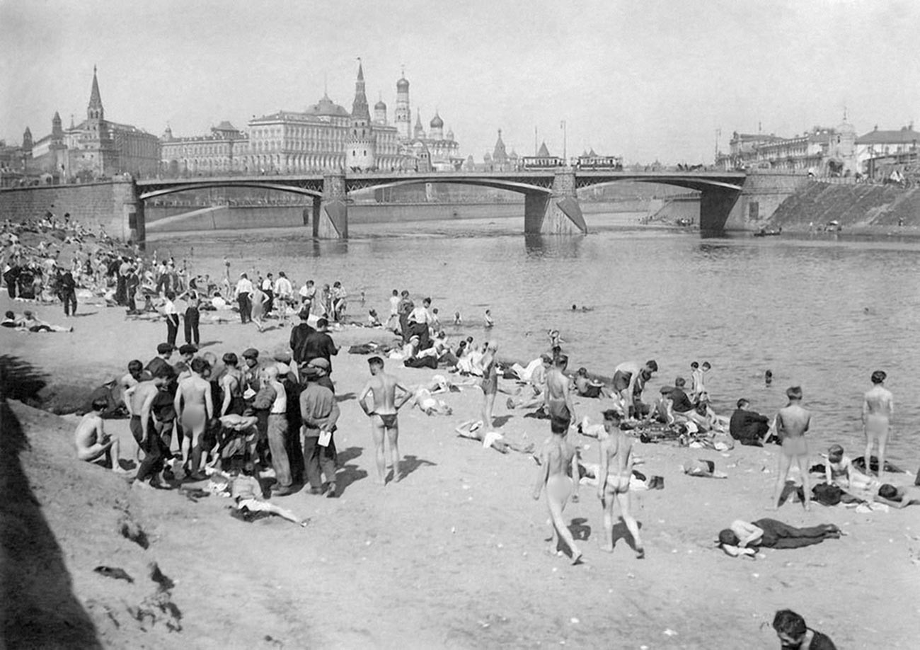 Miembros del grupo “Abajo la vergüenza” en una playa nudista, 1928.