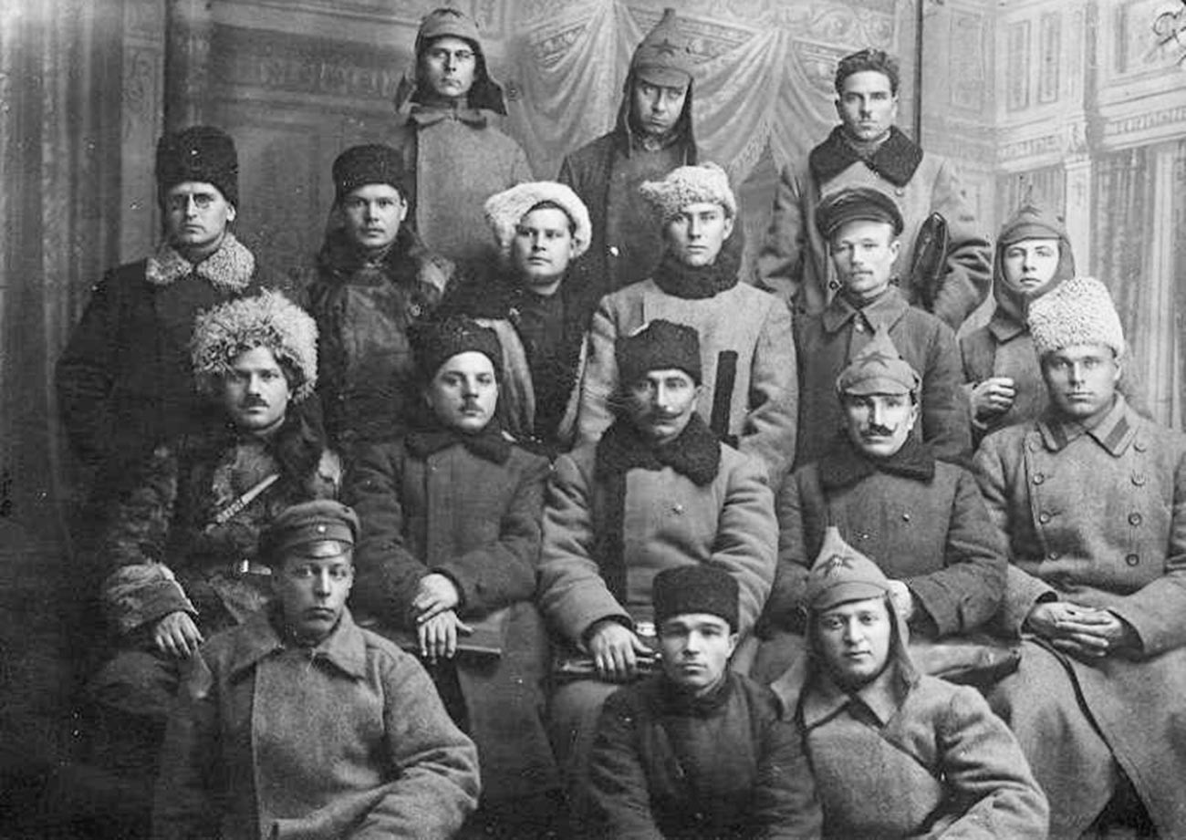 Semyon Budyonny (tengah, baris ketiga dari atas) dan komandan-komandan Pasukan Kavaleri Pertama.