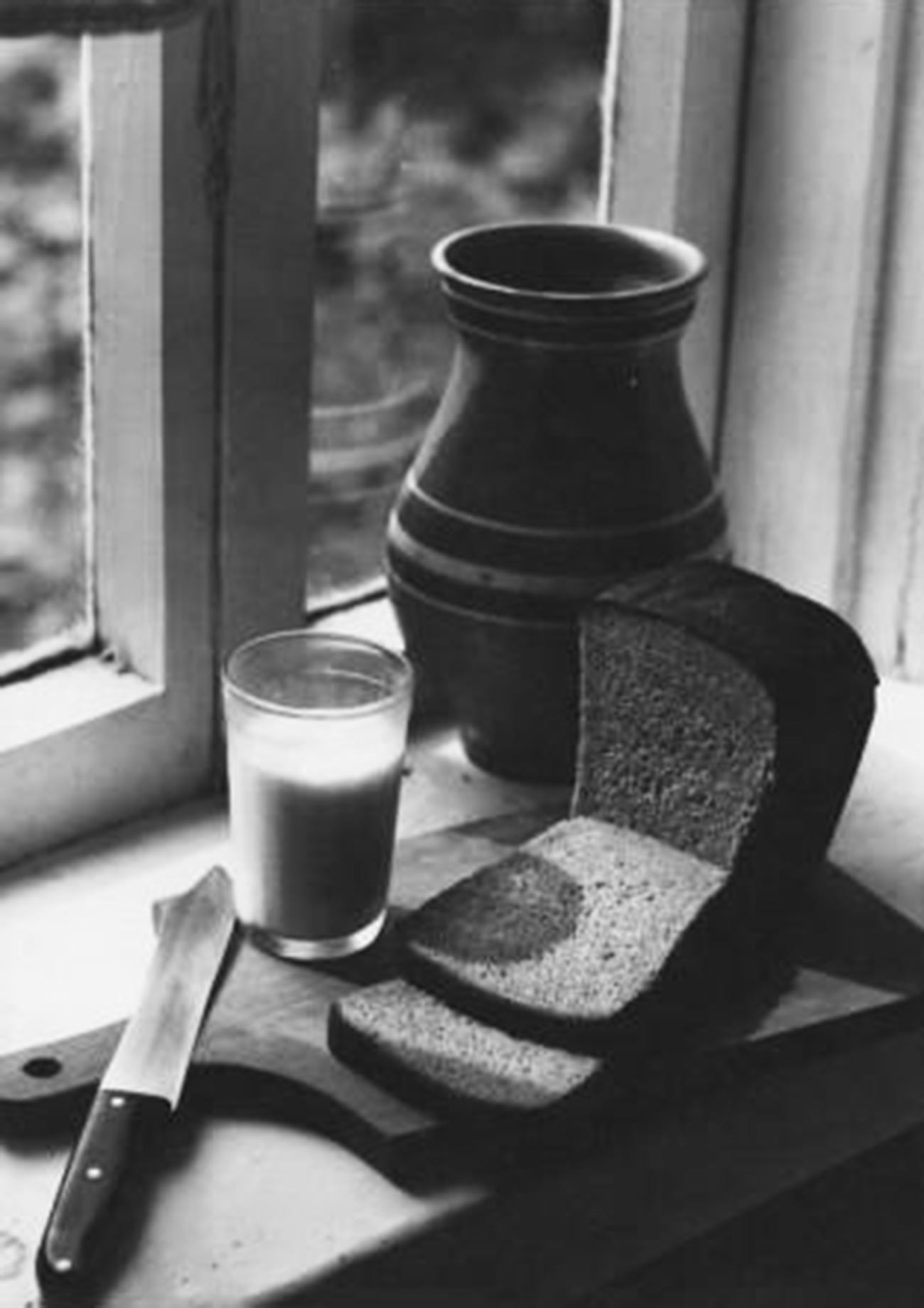 Du lait dans un pot en céramique et du pain noir, deux choses qui manquent aux Russes vivant à l’étranger (1978)