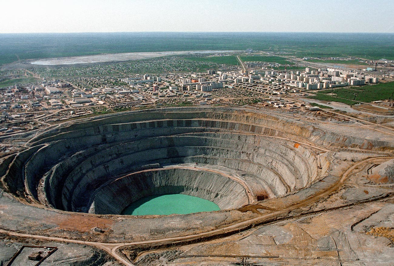 ダイアモンドが採掘されるミール鉱山（サハ共和国）