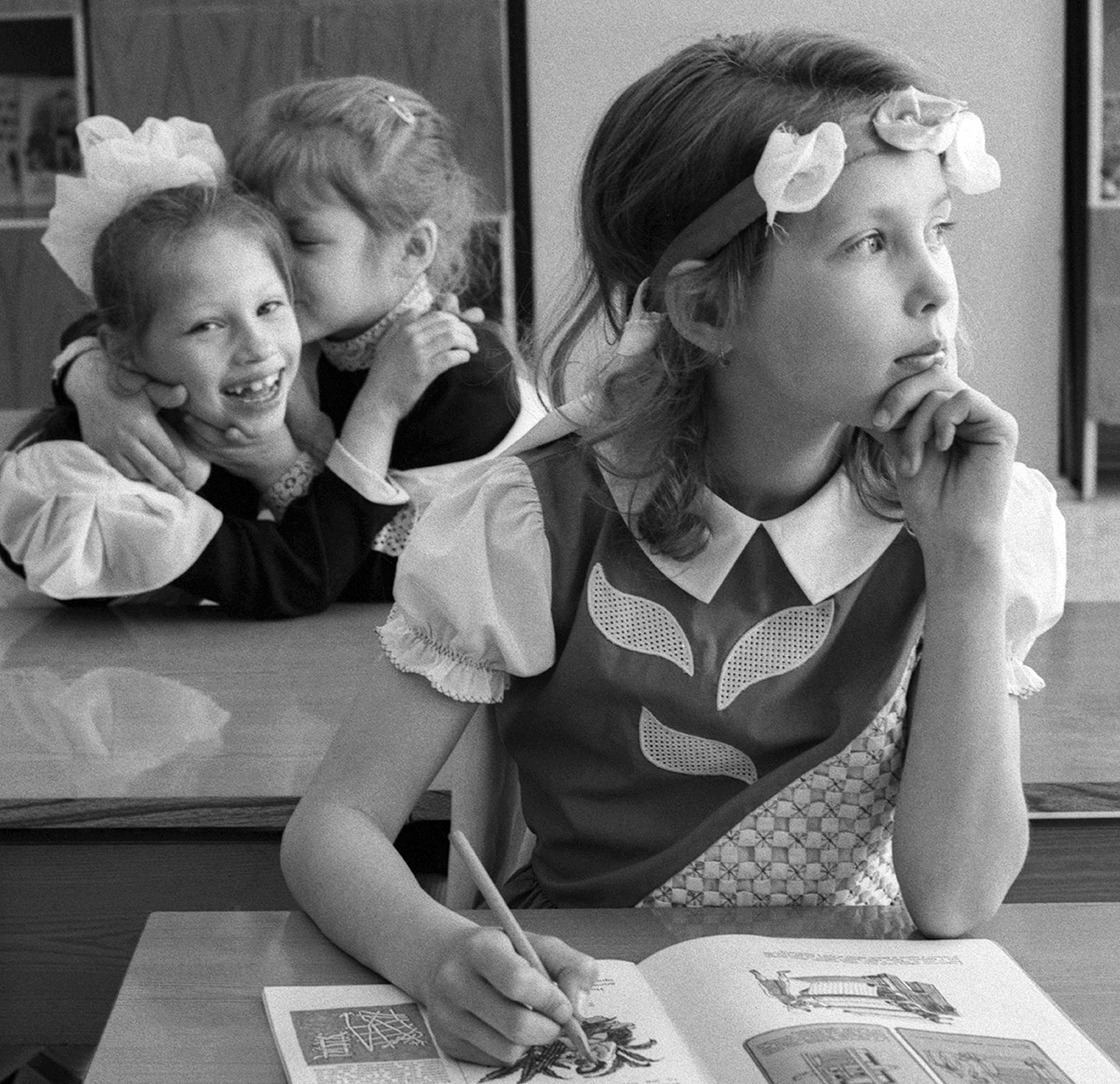 Първокласници на урок, СССР, Москва, 1 май 1990 г. 