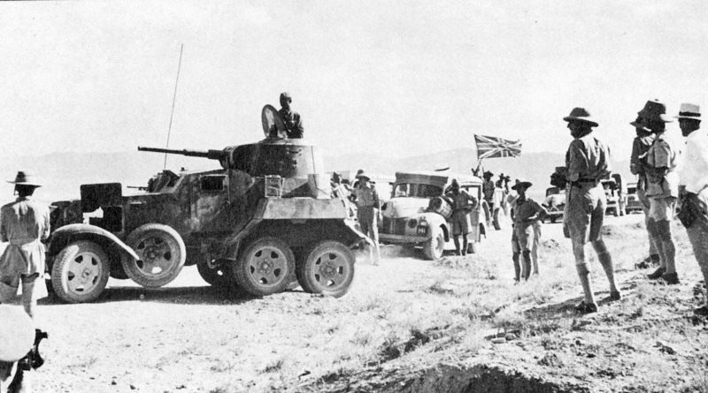 1941. Convoy de suministros británico en Irán, encabezado por un vehículo blindado soviético BA-10. Una 