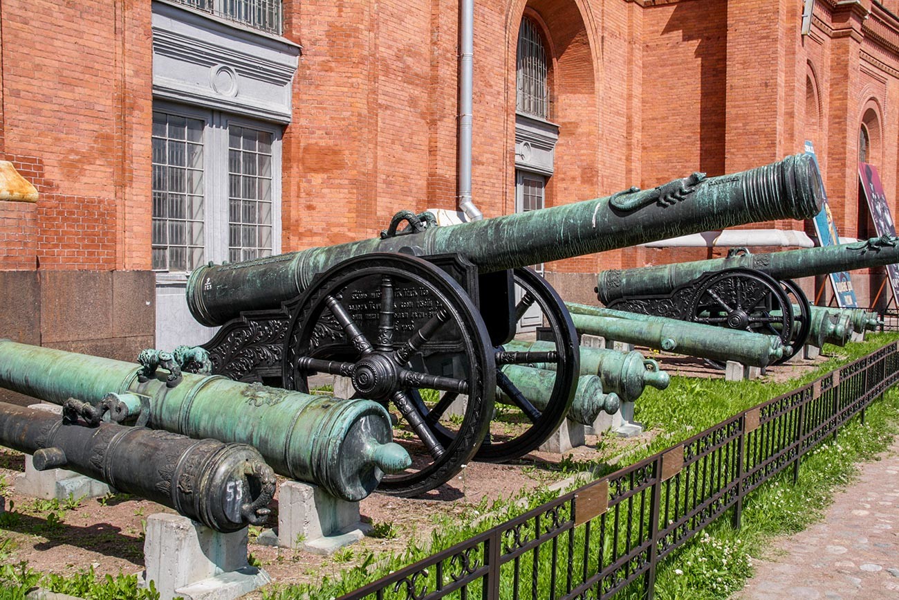 152-milimetrski top Skoropeja (Zlobnež) iz leta 1590 (izdelovalec Andrej Čohov). Rusi so se tovrstne topove naučili izdelovati s pomočjo italijanskih orožarjev.