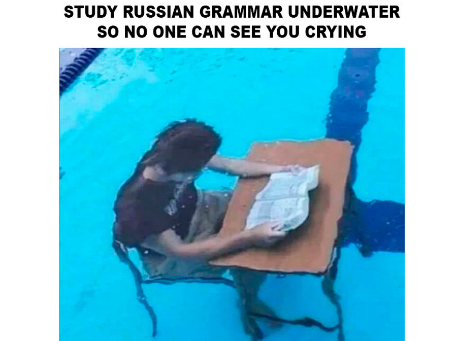 泣く様子が見えないように、水に沈んでロシア語の文法を学ぶ