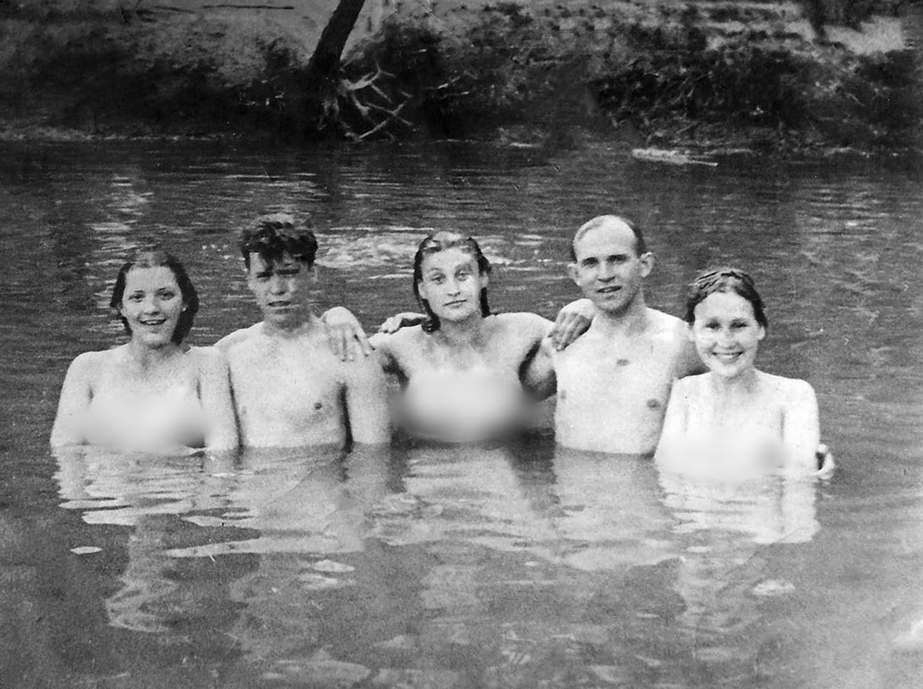 Komsomol-Mitglieder der Standardbeton-Fabrik baden in der Moskwa, 1940 
