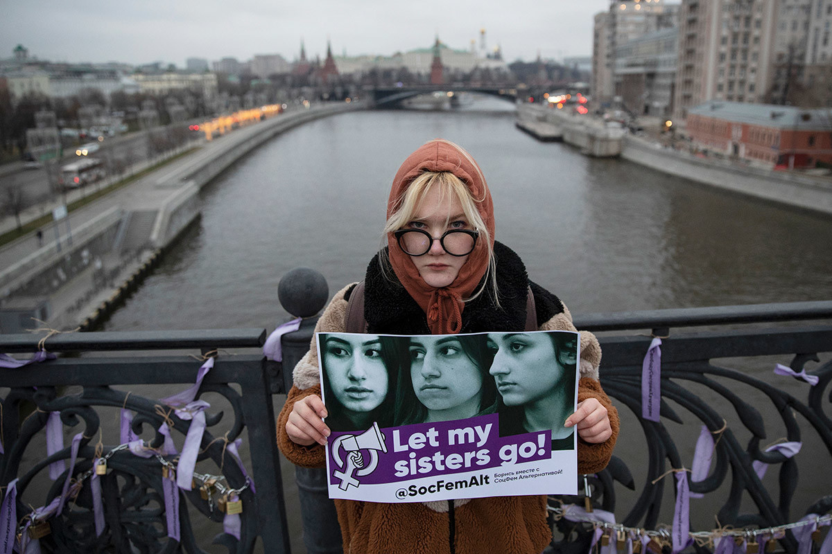 Mulher com cartaz em apoio às irmãs de khatchaturianas