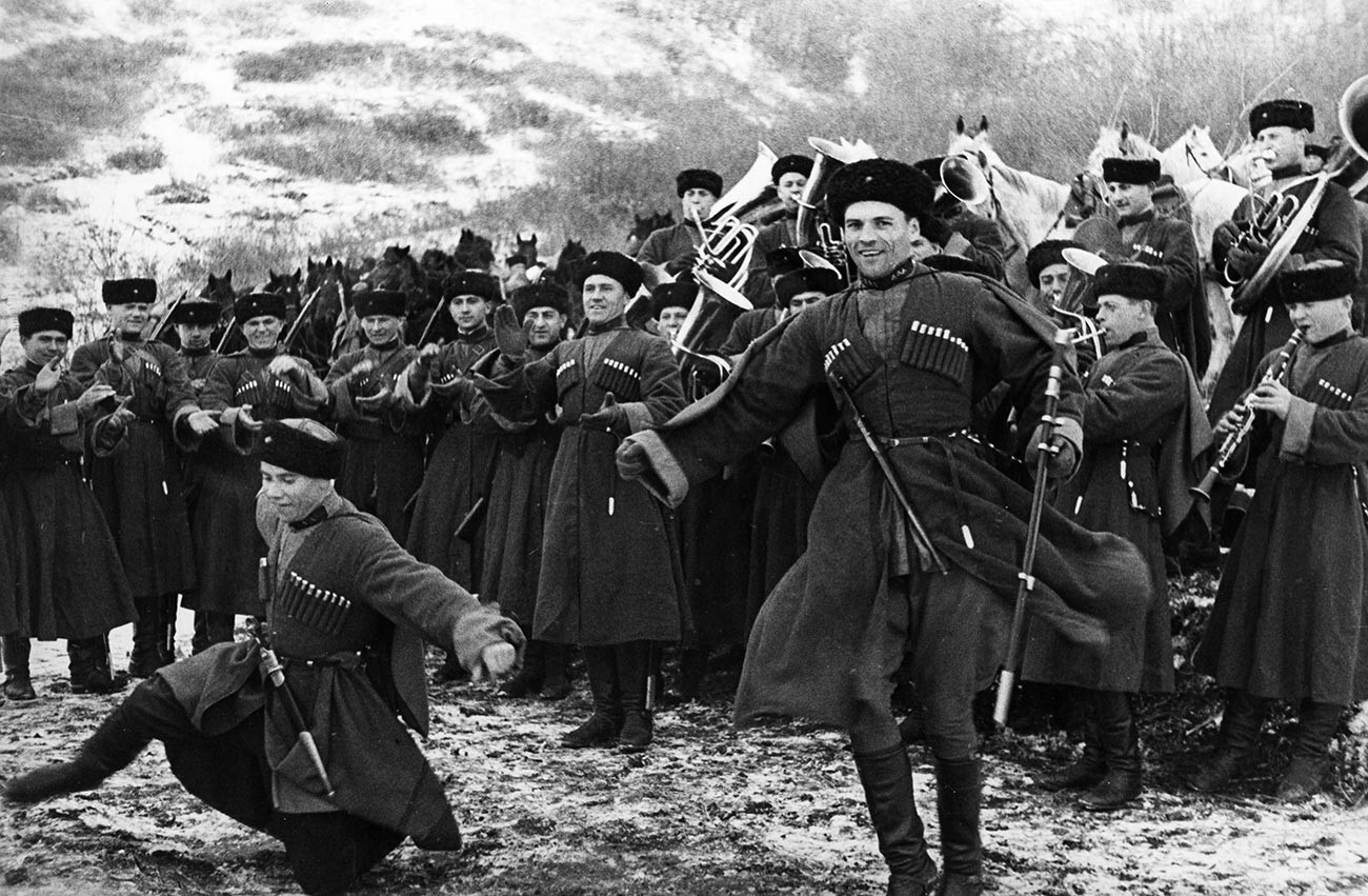 Des cosaques de l'Armée rouge profitant d'un moment de repos pour s'adonner à une danse traditionnelle