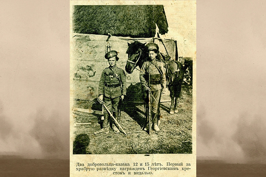 Deux bénévoles cosaques, de 12 et 15 ans, dont l'un a reçu l'ordre impérial et militaire de Saint-Georges pour son courageux service de renseignement.
