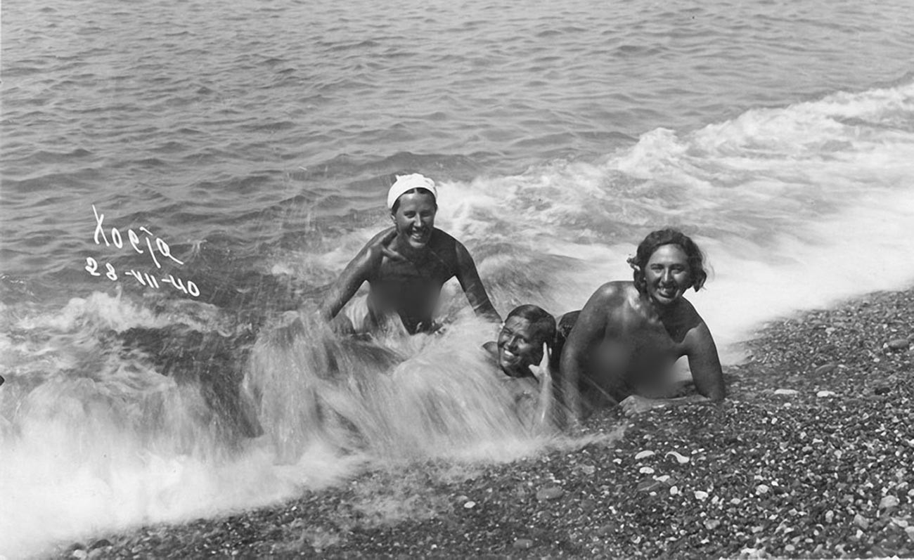 Обнаженные купальщицы на пляже под Сочи, 1940. 