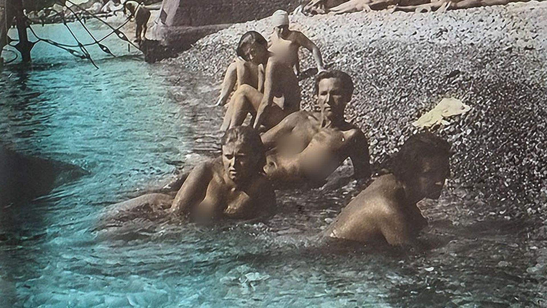 Нудисты отдыхают на пляже - порно фото