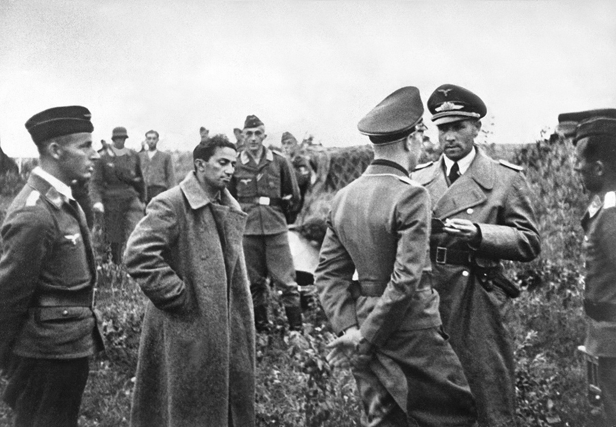 ドイツ軍の捕虜になったスターリンのヤーコフ・ジュガシヴィリ、1941年7月