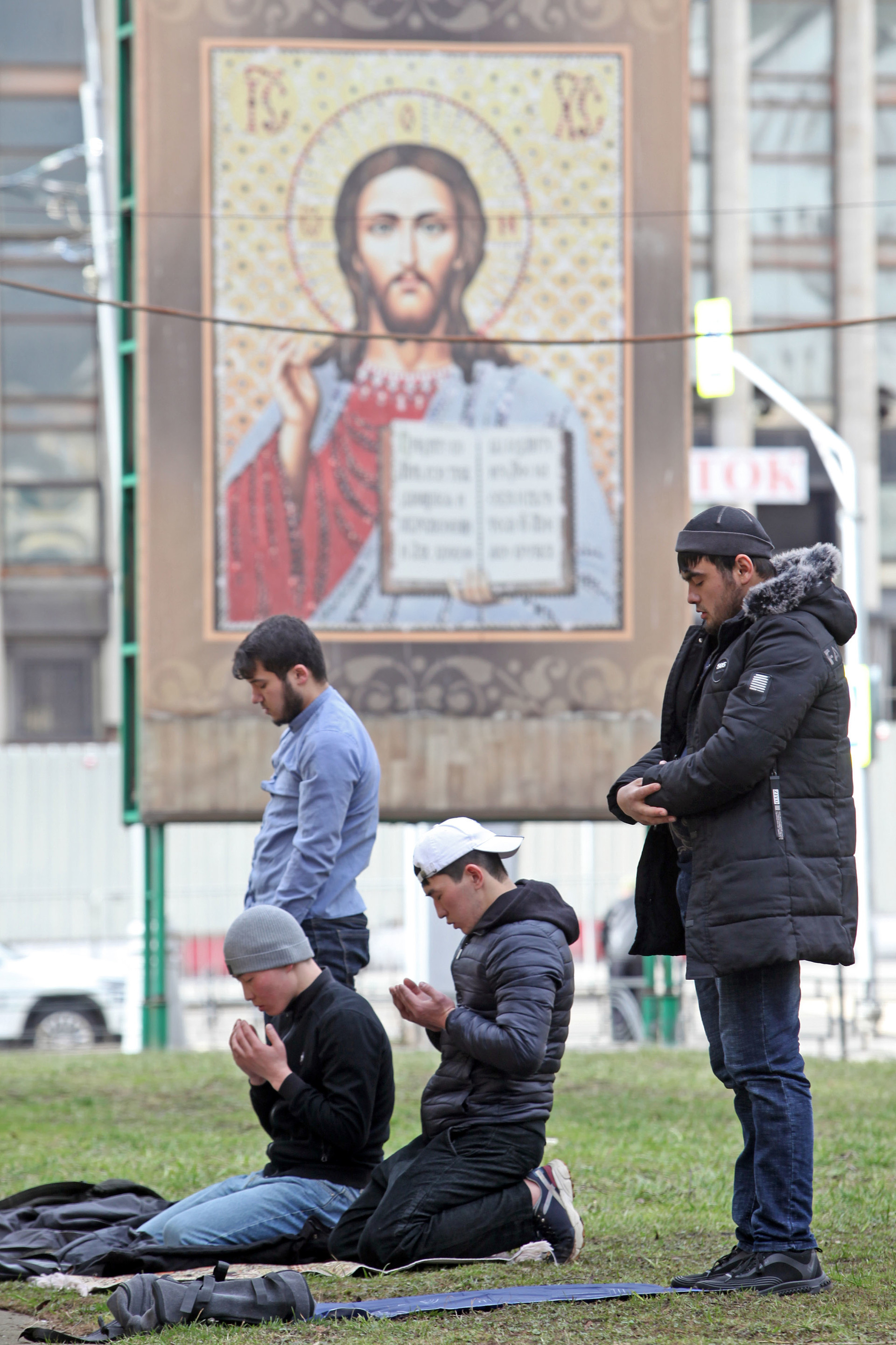 Umat Islam menunaikan salat Zuhur di taman, di depan gereja Ortodoks, tak jauh dari Masjid Agung Moskow, Jumat (20/3). Mereka terpaksa salat di luar karena tidak tahu bahwa masjid ditutup untuk mengantisipasi penyebaran virus Corona.