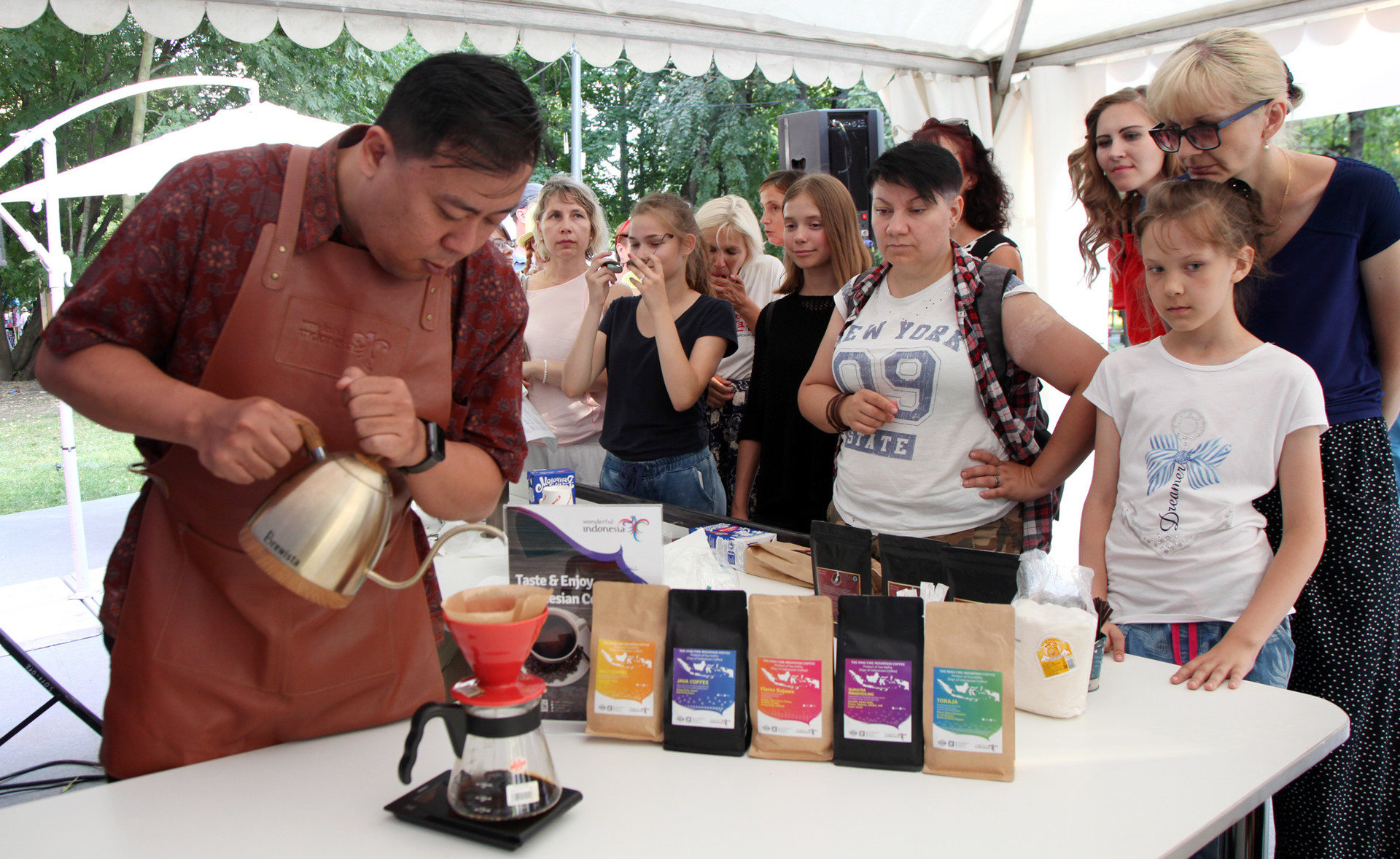 Suasana salah satu stan kopi pada Festival Indonesia di Taman Krasnaya Presnya, Jumat (3/8/2018).