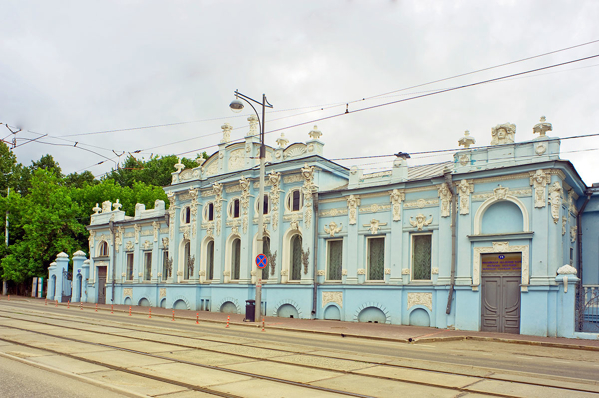 Gribushin mansion (repainted). June 2014