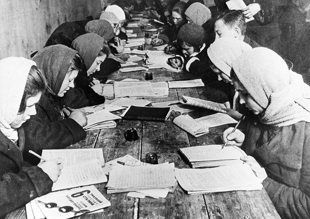 Први час описмењавања у клубу фабрике „Црвени витез“ у Москви, 1932.
