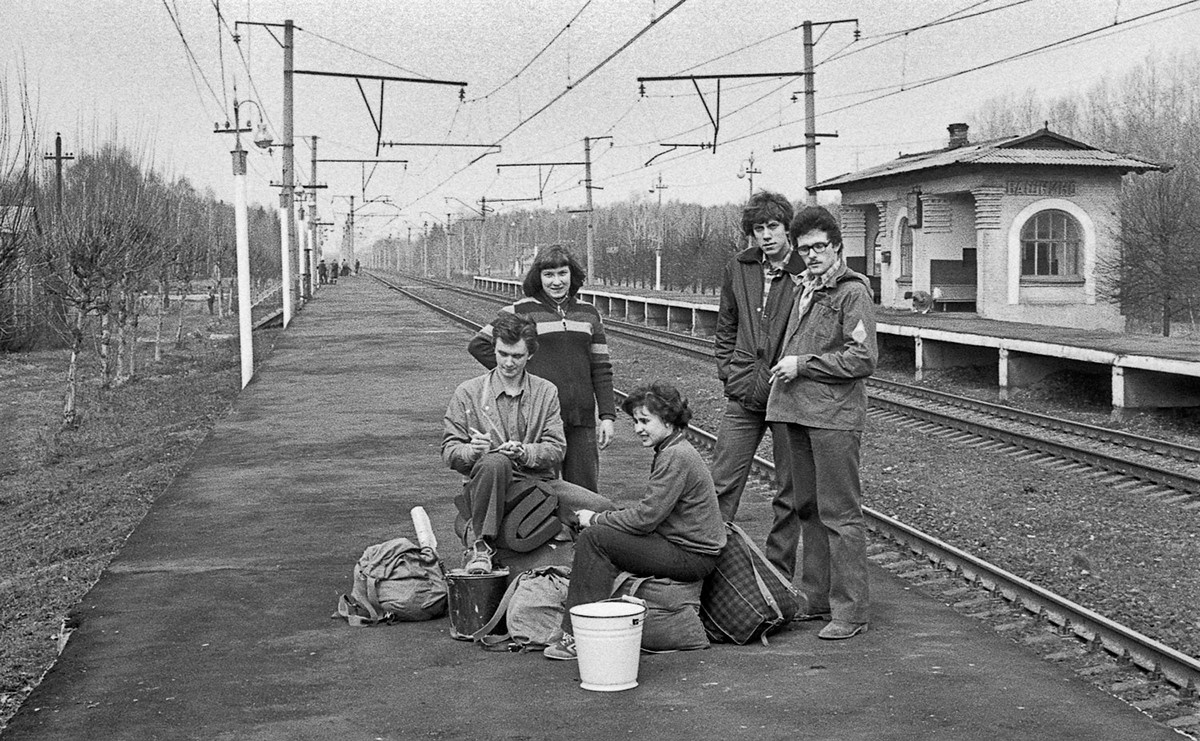 В очакване на влака с раници, 1980 г.