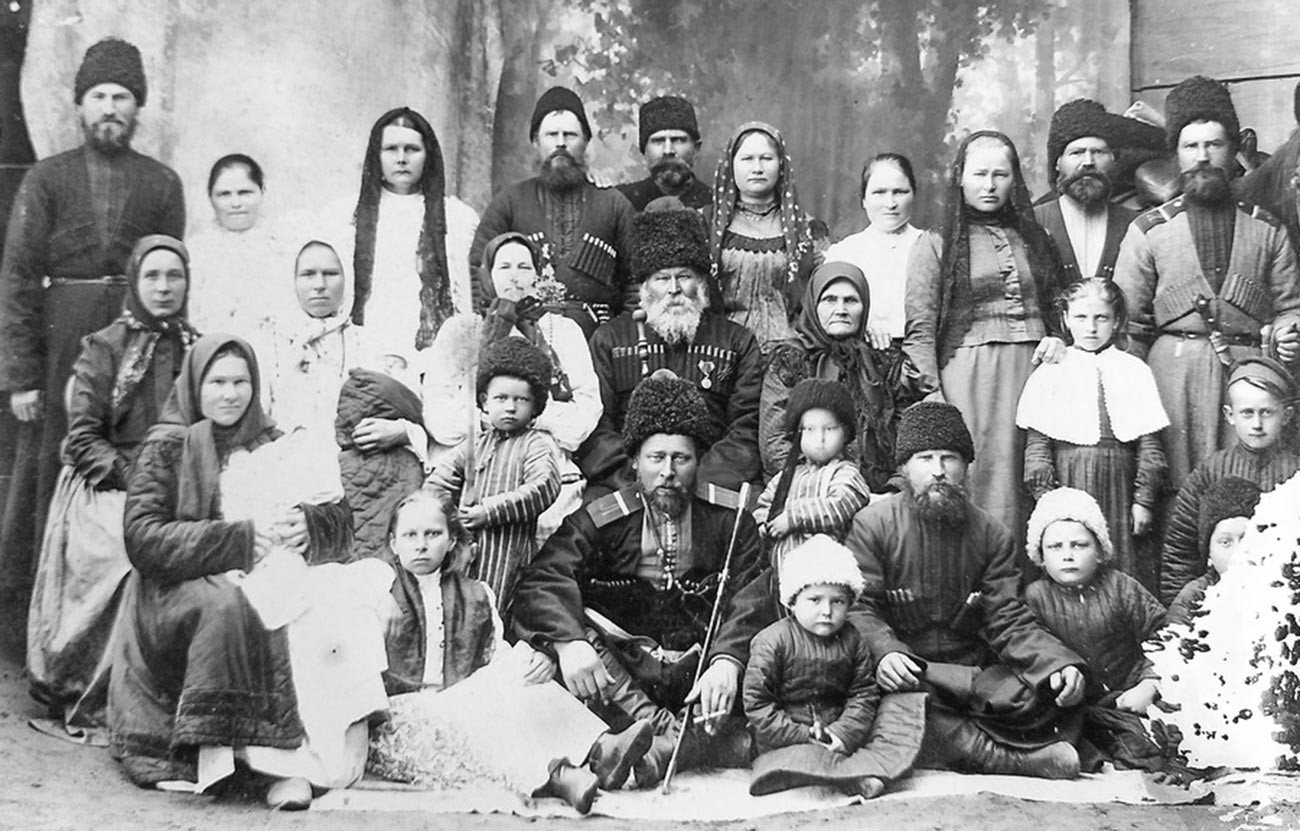 Групен портрет на козачко семејство.