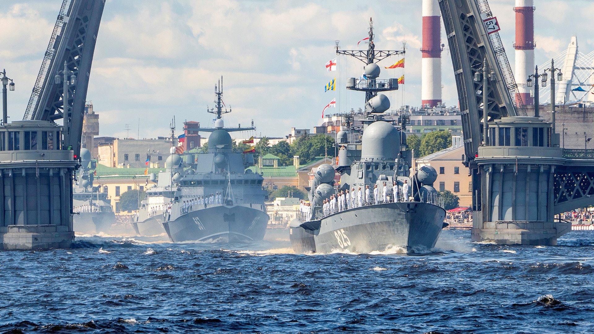 Des navires de guerre paradant à Saint-Pétersbourg