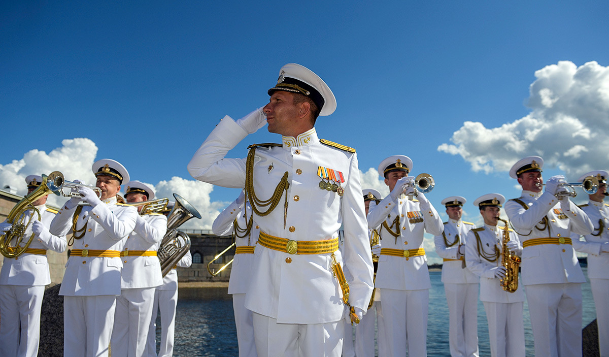 La parade la plus spectaculaire a eu lieu à Saint-Pétersbourg, la « capitale du Nord de la Russie », avec la participation de pas moins de 46 navires et sous-marins, 41 avions et 4 000 militaires. Ici, un ensemble musical militaire durant les célébrations.