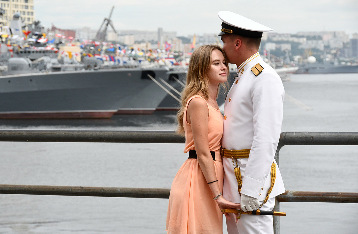 Un couple assiste aux célébrations de la Journée de la Marine dans la cité de Vladivostok, en Extrême-Orient russe.