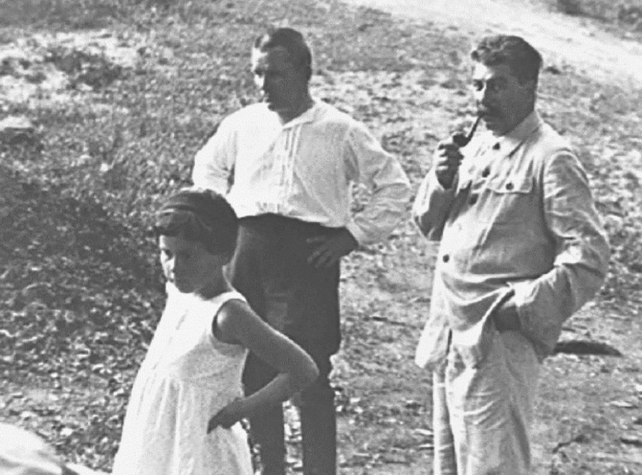 Сталин с дочерью Светланой и Сергеем Кировым.
