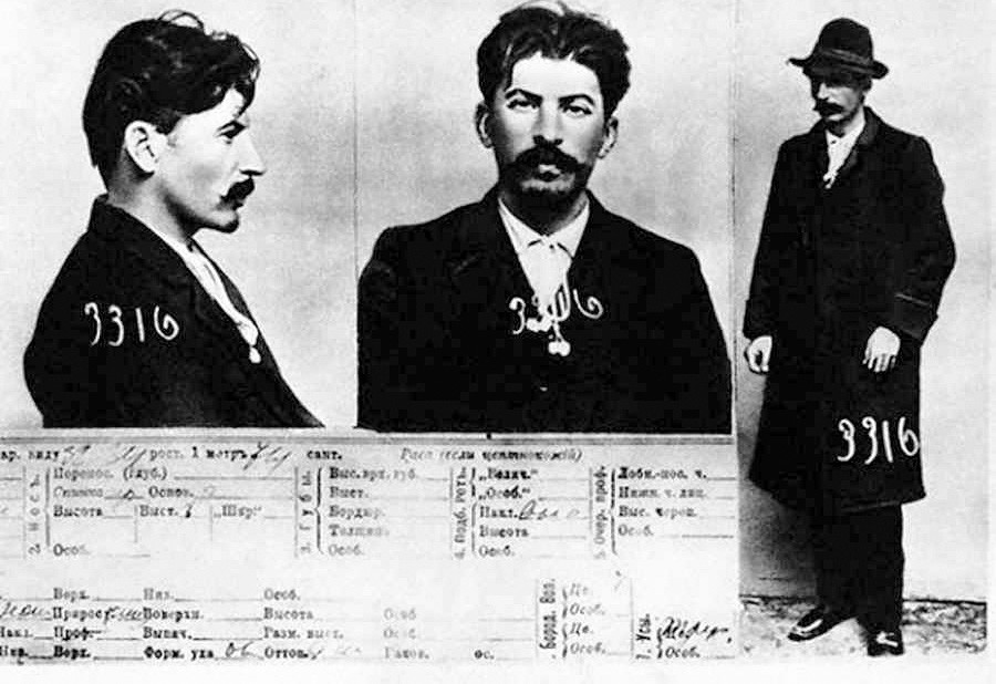 Photos interdites de la carte d'enregistrement du détenu J.V. Staline