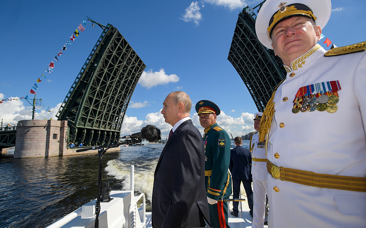 サンクトペテルブルクの海軍の日のパレードでネヴァ川に停泊した戦艦を視察するロシアのウラジーミル・プーチン大統領、セルゲイ・ショイグ国防相、ニコライ・エヴメノフ海軍最高司令官