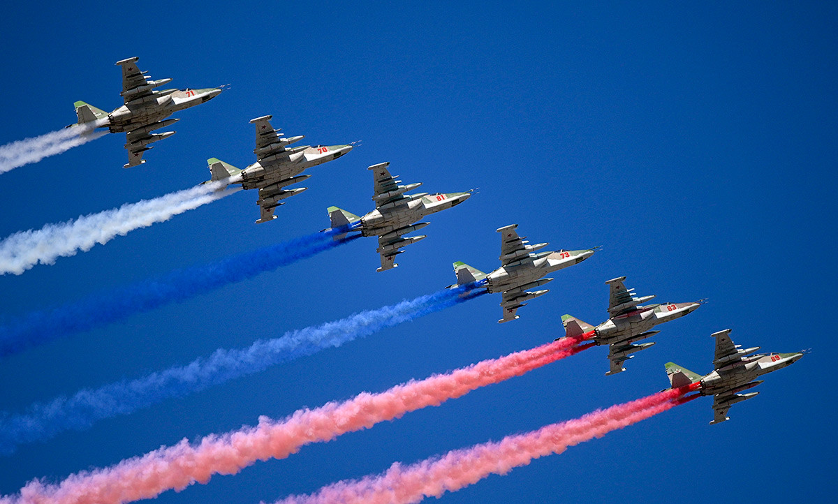 パレードではSu-25ジェット戦闘機がロシア国旗を表す三色の煙幕を出し、祝典を締め括った