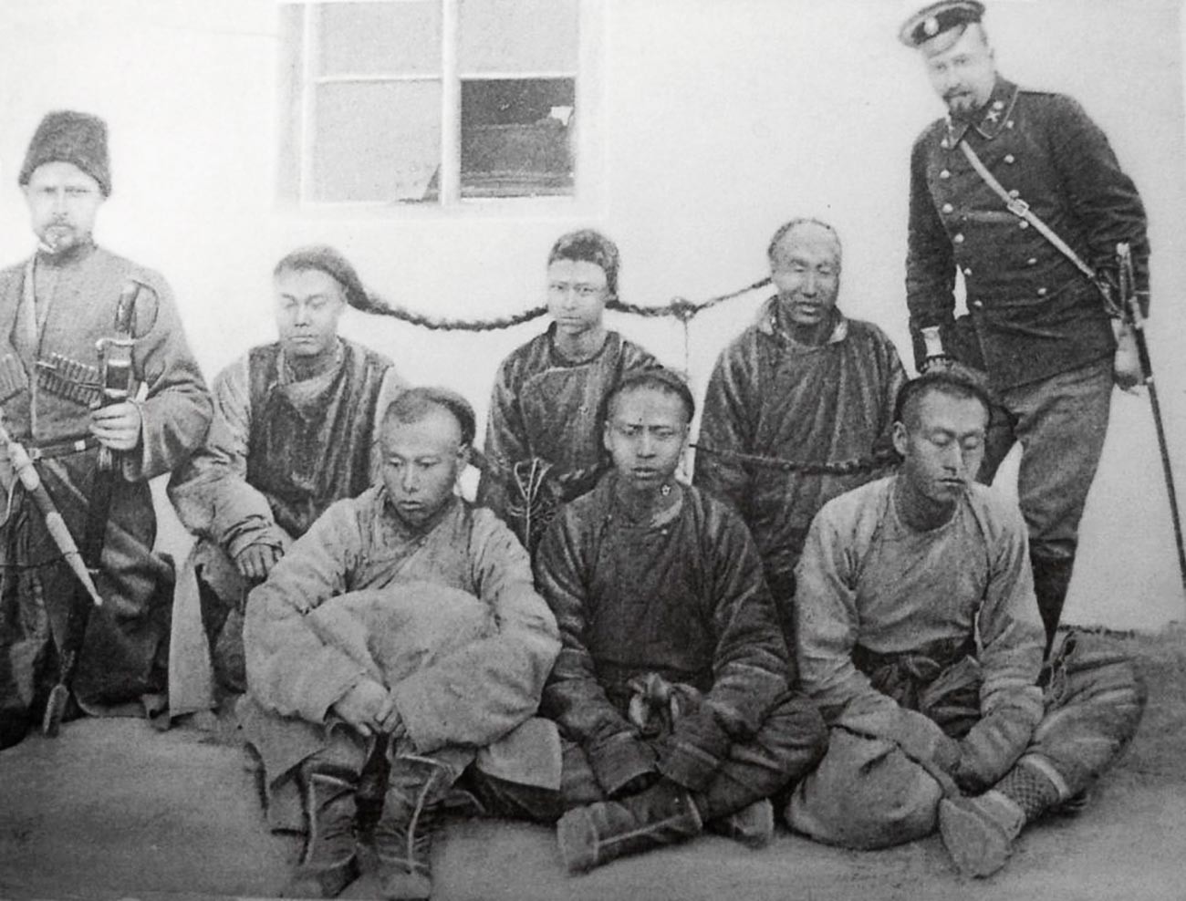 Pripadnici osiguranja Kineske istočne željeznice s grupom uhićenih hunhuza. Mandžurija, početak 20. st.