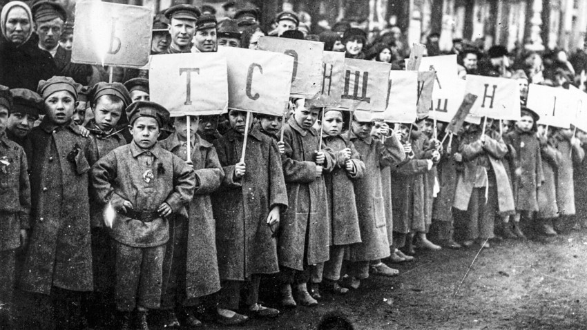 Crianças protestam em Moscou, em 1º de junho de 1923.