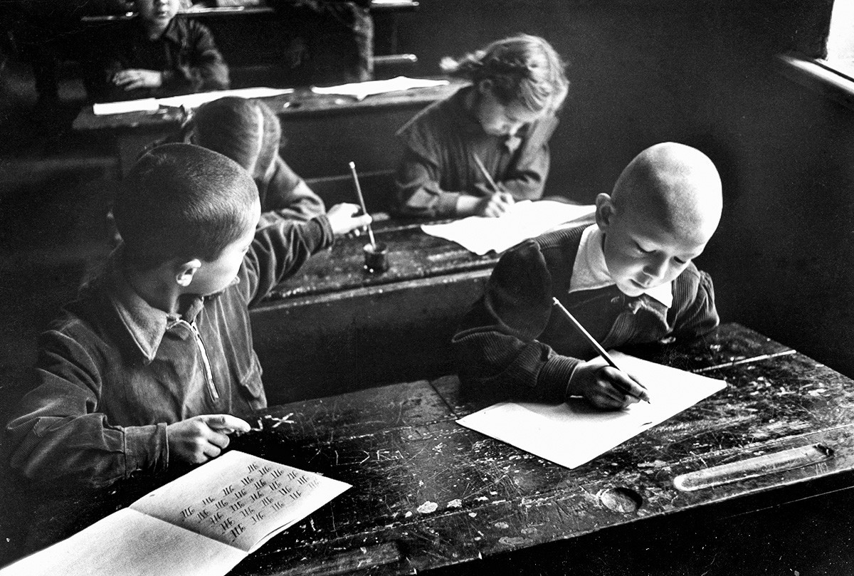 Estudantes soviéticos fazendo aula de ortografia.