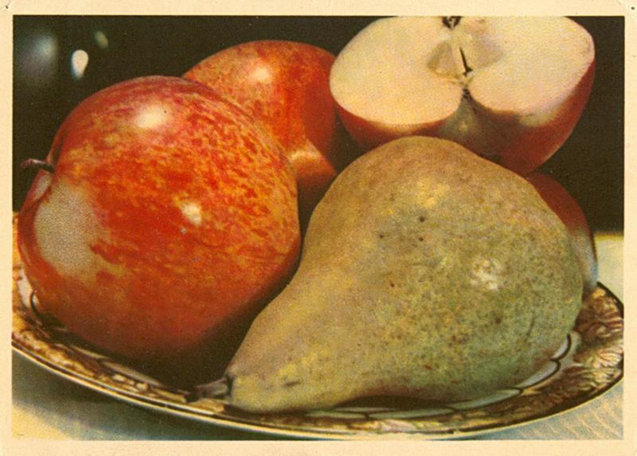 Frutas, en estiloso plato (1949).