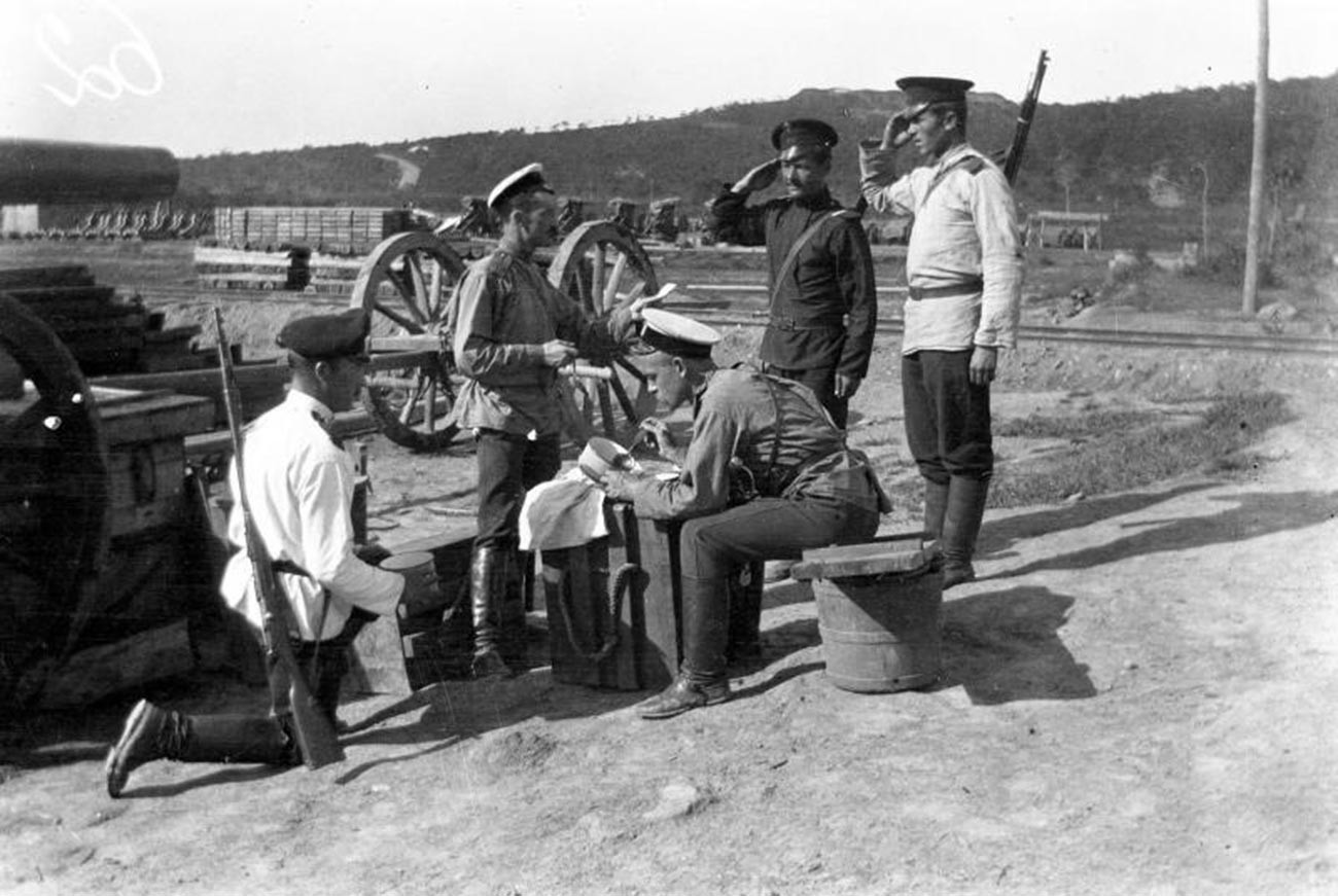 日露戦争中、食事するロシア兵士