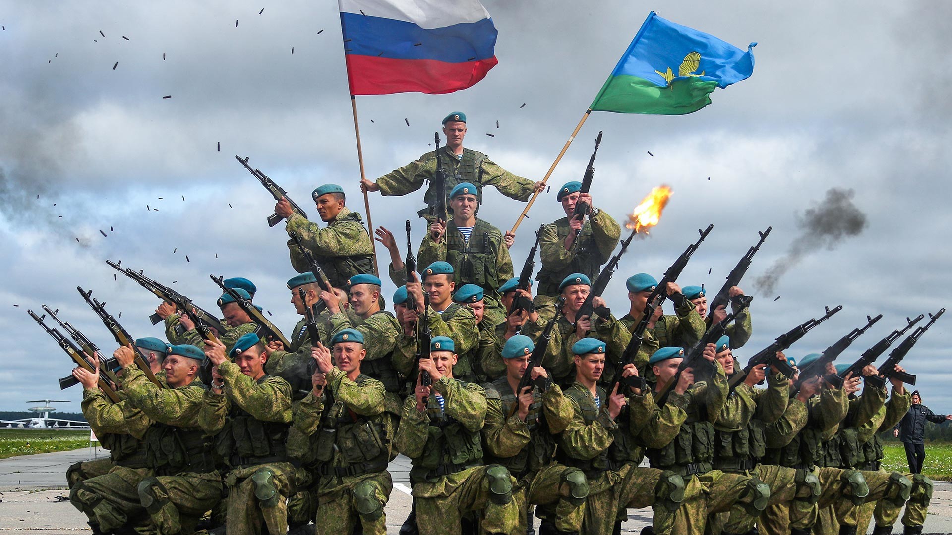 Припадници 98. дивизије десантно-падобранских снага за време војно-патриотског фестивала „Отворено небо 2019“ на еародрому Северни.