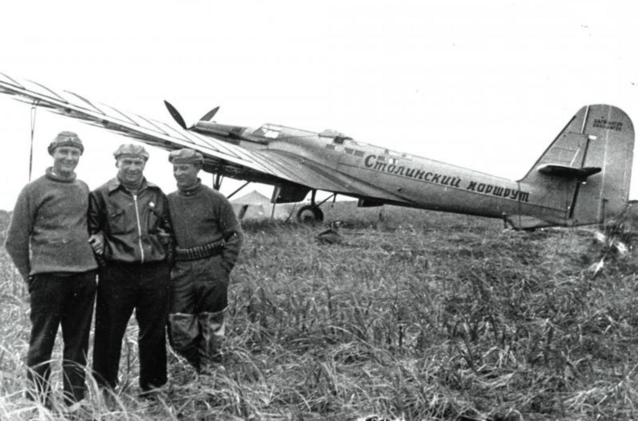 Александар Бељаков, Валериј Чкалов и Георгиј Бајдуков на островот Уд (денес островот Чкалов) неколку часа по слетувањето.