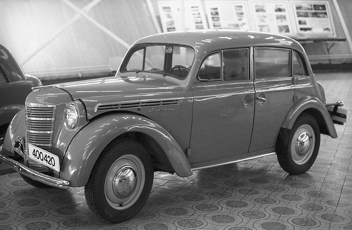 „Москвич-400“, производство 1946-1954, производ на Московската фабрика за малолитарски автомобили (денес Фабрика за автомобили „Ленински комсомол“ АЗЛК) Експонат на музејот на АЗЛК.
