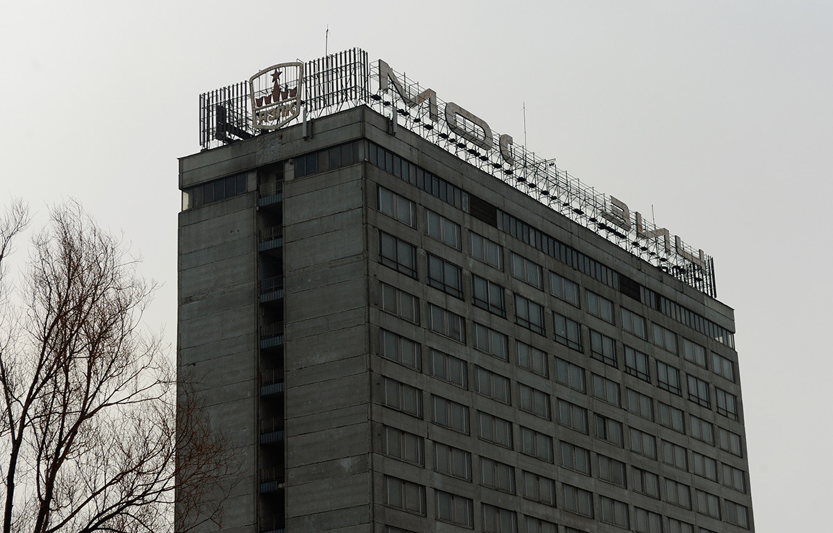 Зградата на фабриката на која се врши демонтажа на натписите „АЗЛК“ и „Москвич“, а која подоцна ќе стане дел од комплексот на центарот за иновативна индустрија „Технополис Москва“.

