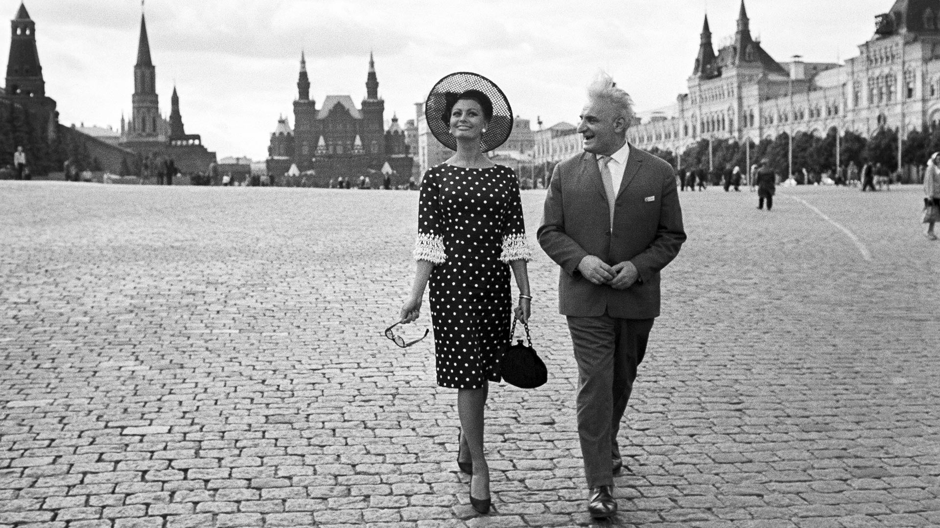 Софи Лорен и народный артист СССР Серго Александрович Закариадзе на Красной площади 