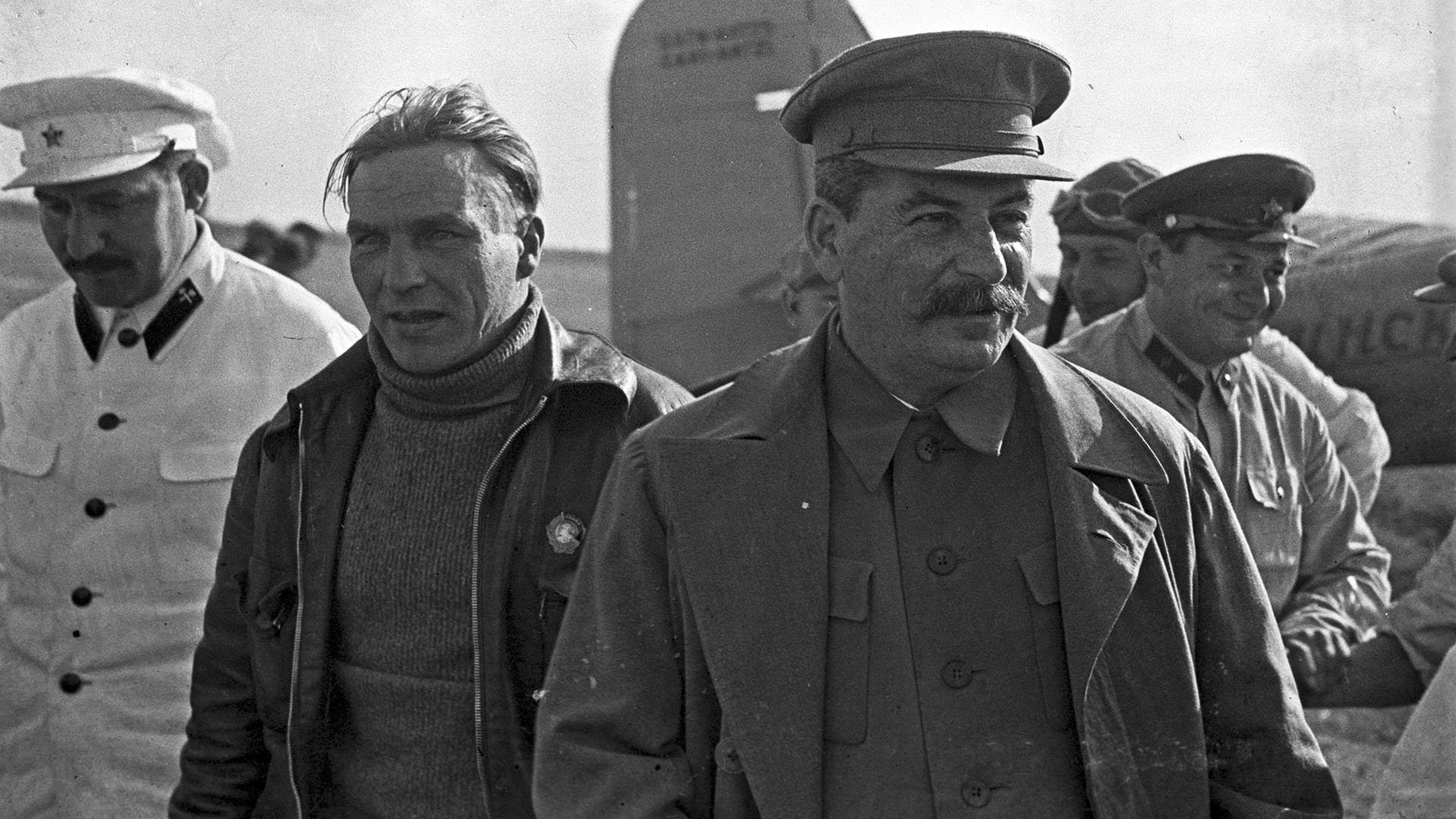 Посрещане на съветския пилот-изпитател и Герой на Съветския съюз Валерий Чкалов (център), 10 август 1936 г.