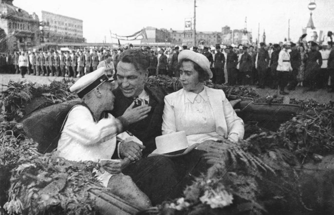 Валерий Чкалов със съпругата и сина си на площада на жп гара Белоруска