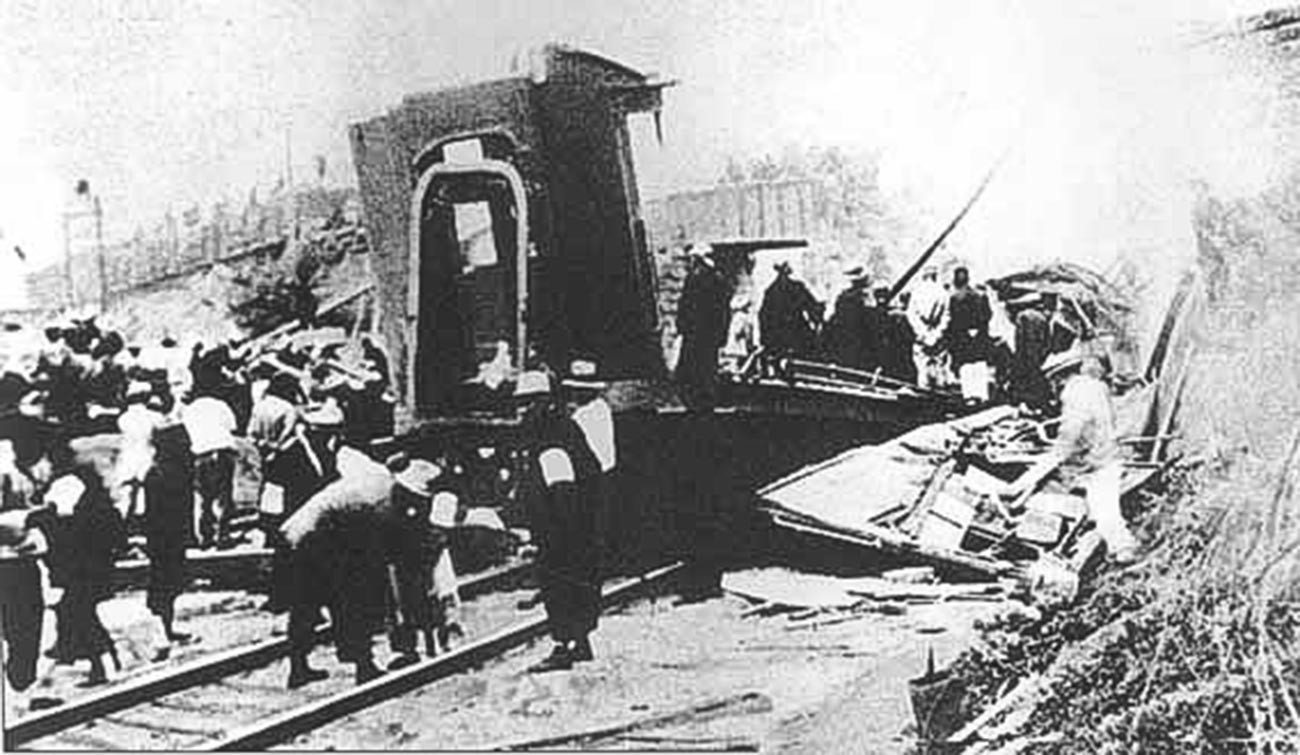Железничката станица Хуангутун по експлозија. Обид за атентат на Џанг Цуолин, лидер на Фенгтианската клика, во кој се здобива со смртоносни повреди.

