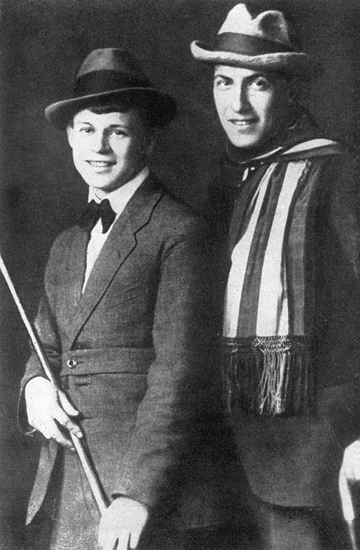 セルゲイ・エセーニン（左側）とアナトリー・マリエンホフ