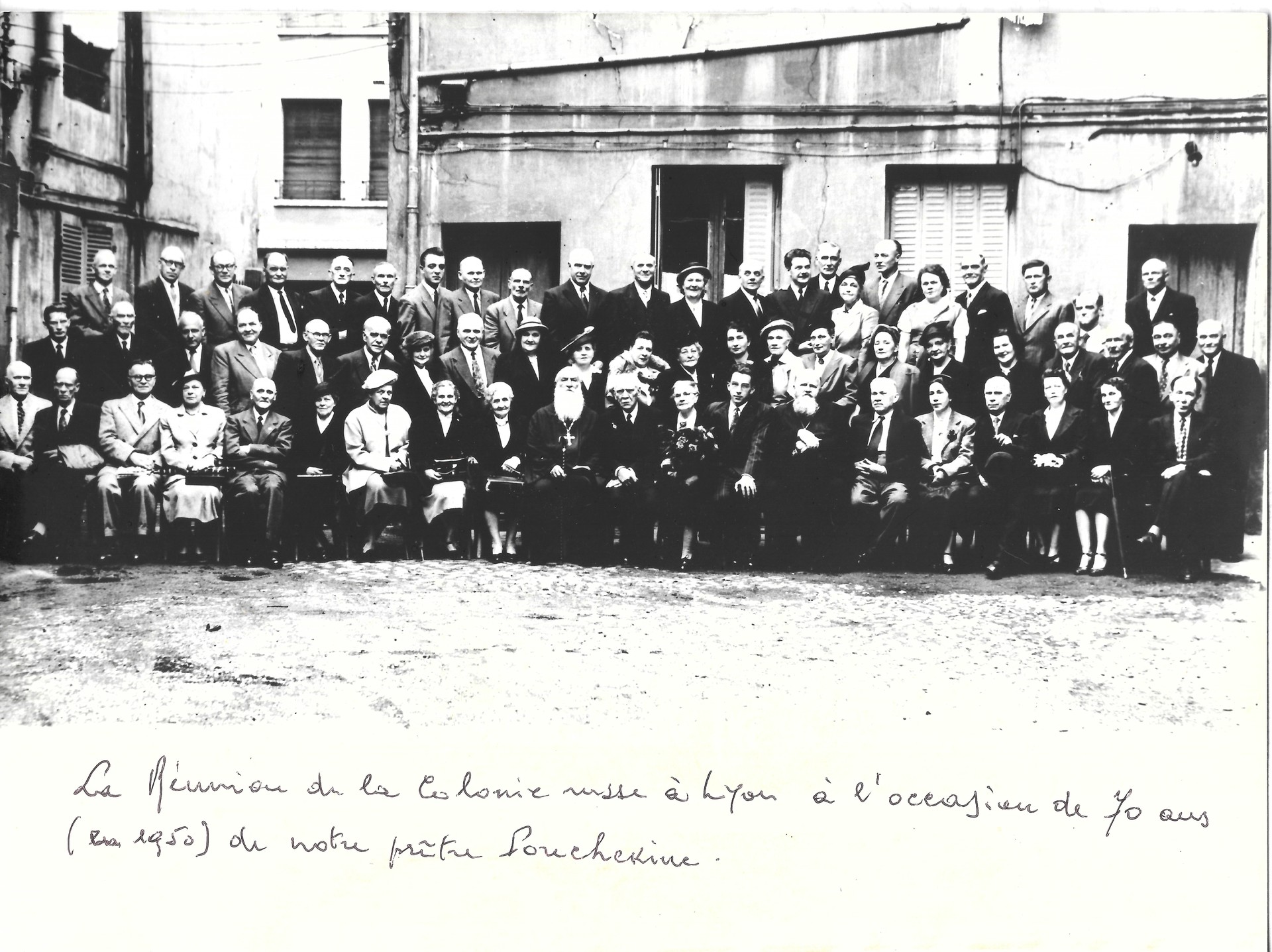 Une réunion des deux églises russes de Lyon en 1950 à l'occasion des 85 ans du Père Pouchkine