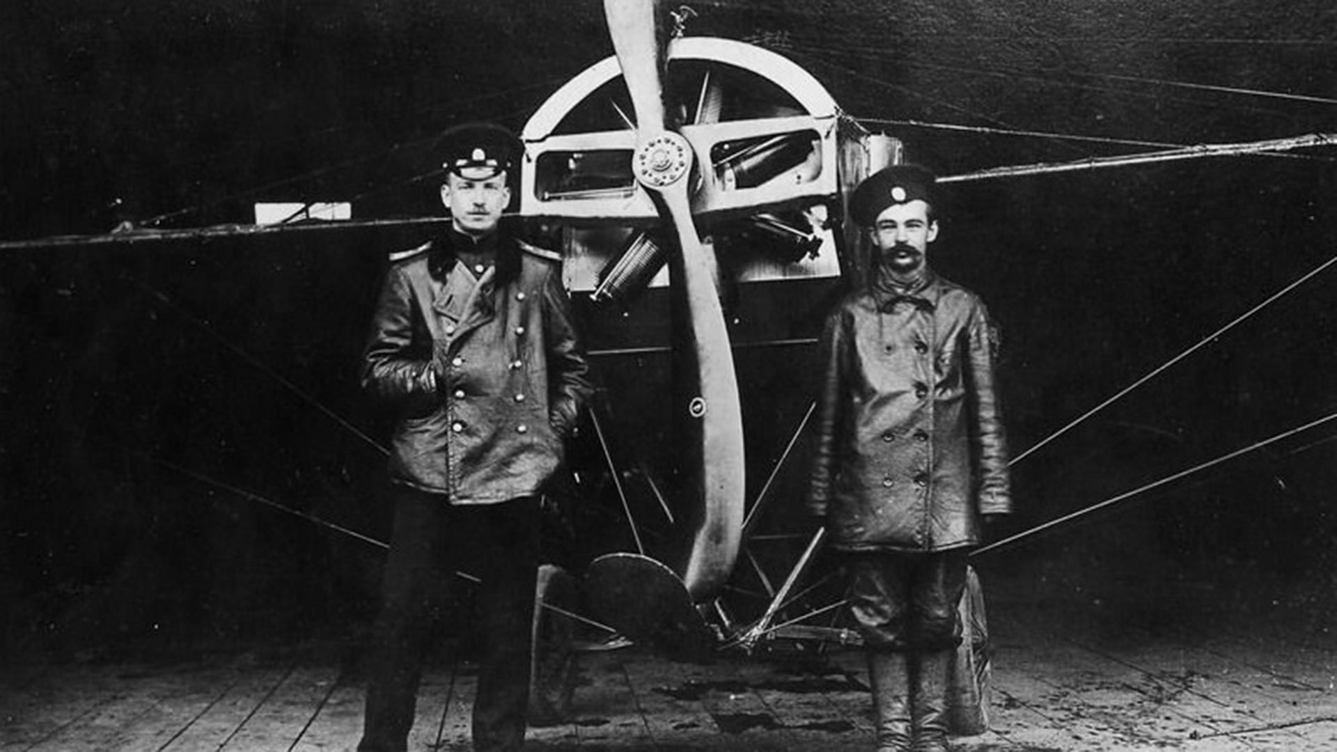 Piotr Nesterov et son mécanicien Gennady Nelidov près de l'avion Nieuport