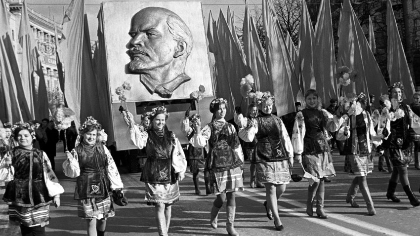 Прослава на 53-годишнината од Големата октомвриска социјалистичка револуција. Девојки во народни носии за време на свеченото шетање на работниците по улиците на Крешчатка, 1970 година

