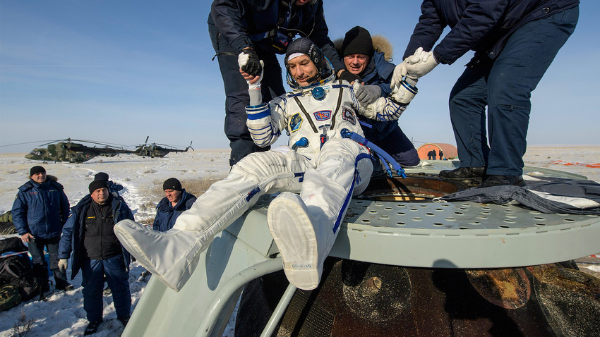 Le spationaute Luca Parmitano, de retour sur Terre en compagnie du Russe Alexandre Skvortsov et de l’américaine Christina Koch, est aidé à quitter la capsule Soyouz MS-13 atterrie au Kazakhstan.
