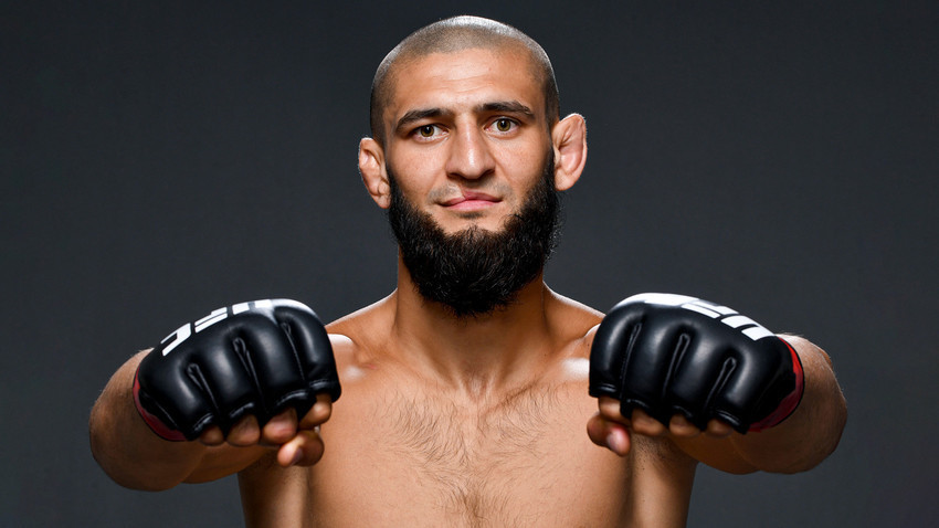Хамзат Чимаев позира пред камерата, след като печели турнира UFC Fight Night на 26 юли 2020 г. в Абу Даби, Обединени арабски емирства.

