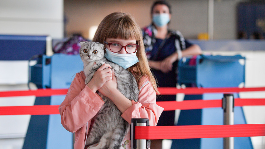 Deklica z mucko na moskovskem letališču Vnukovo A.N. Tupoljeva