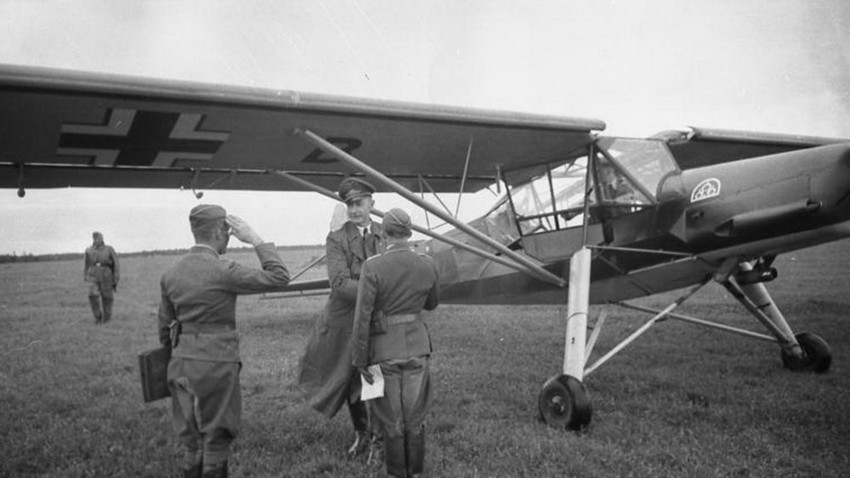 Николај Лошаков и Иван Денисјук со заробен авион Fi 156 Штрк успеаја да избегаат од германско заробеништво.