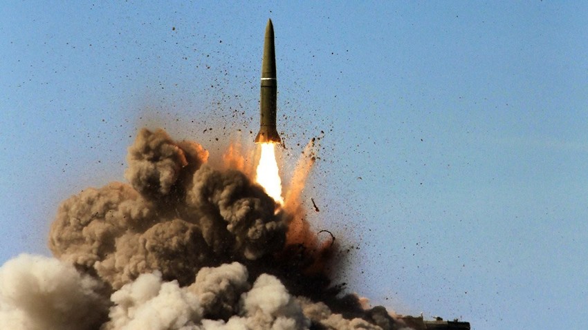 Гађање балистичком ракетом оперативно-тактичког ракетног система „Искандер-М“ на полигону.
